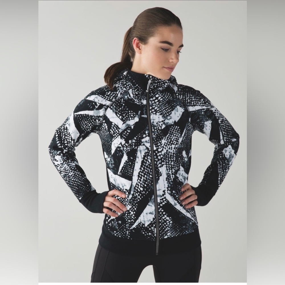 P155. Lululemon Scuba Hoodie III
Size: 12
Static Mist White Black / Black